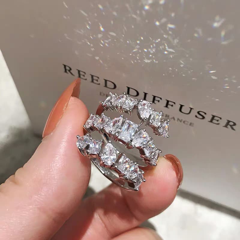 Anel feminino de dedo indicador de diamante de zircônia de três camadas, anel de casal ajustável e moderno.