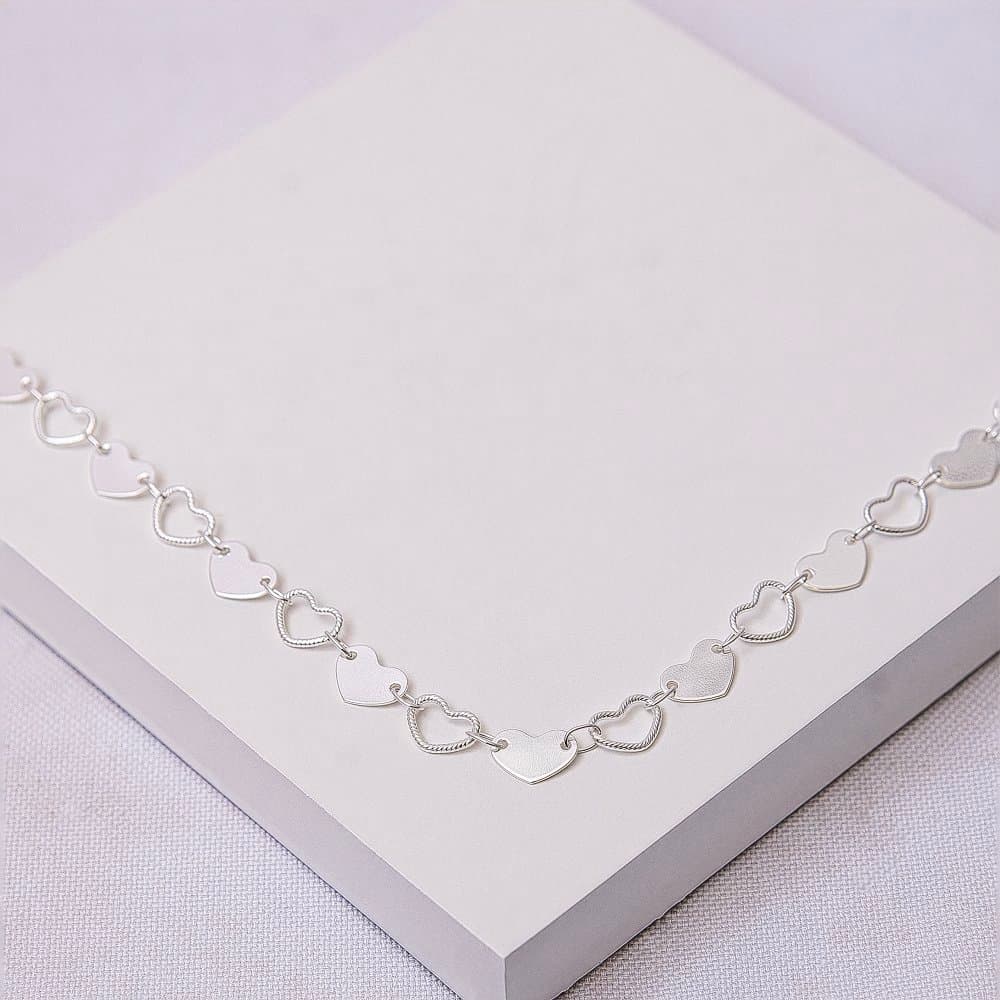 Choker Folheada a Prata Elos de Corações Vazados e Chapinha