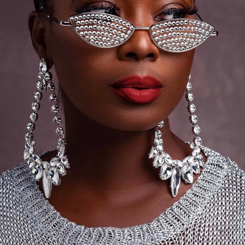 Óculos de Sol Femininos Pequenos com Armação em Forma de Olho de Gato e Detalhes em Diamante e Strass