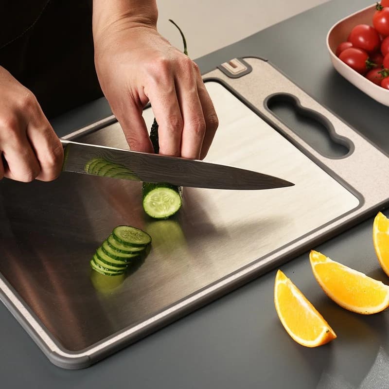 Tábua de Corte Cortar Carne Placa Dupla Face Higiênica em Aço Inox e PP com Afiador e Alça
