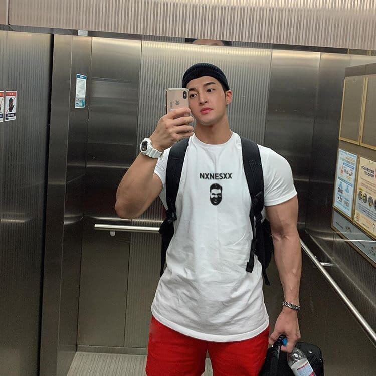 Músculo roupas de Fitness homens correndo roupas de treinamento esportes camiseta respirável Street Wear ins irmãos Casu