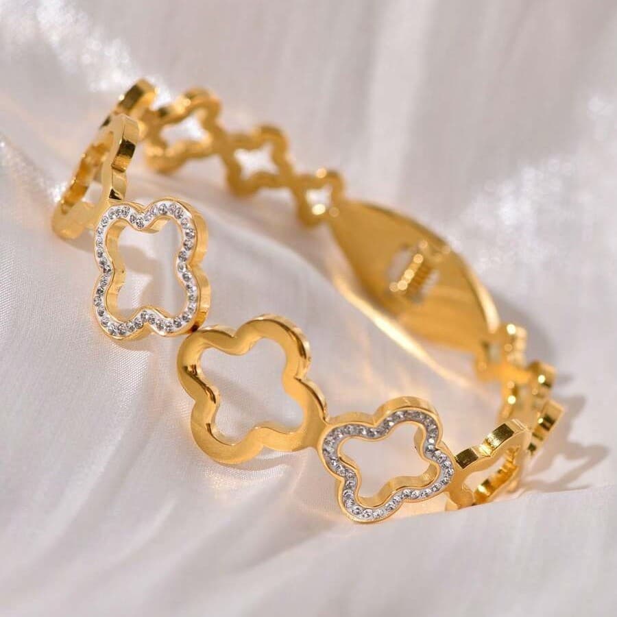 1 Peça Bracelete de Aço Inoxidável com Ouro 18k e Zircônia Cúbica Vazada em Formato de Trevo da Sorte com Fecho de Mola,