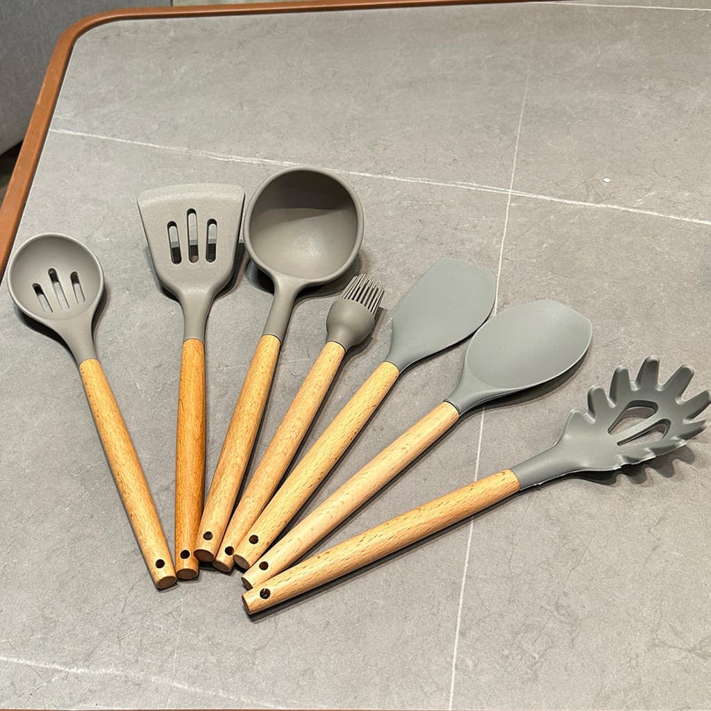[Estilo próprio do chefe lindo] Conjunto de utensílios de cozinha de Silicone estilo japonês com cabo de madeira e colhe