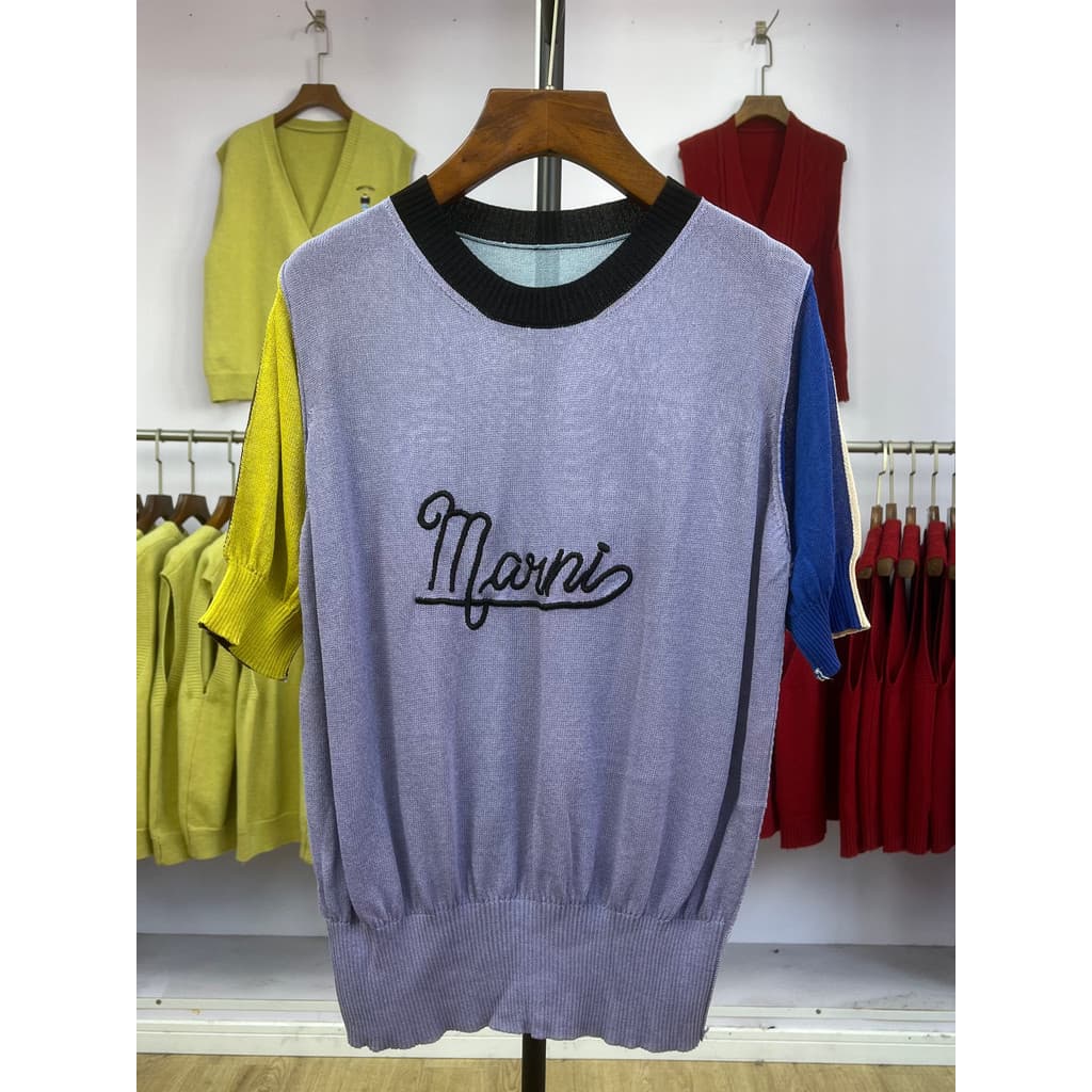 105 malhas de manga curta camiseta feminina 2025 novo estilo verão fino em torno do pescoço contraste cor costura carta