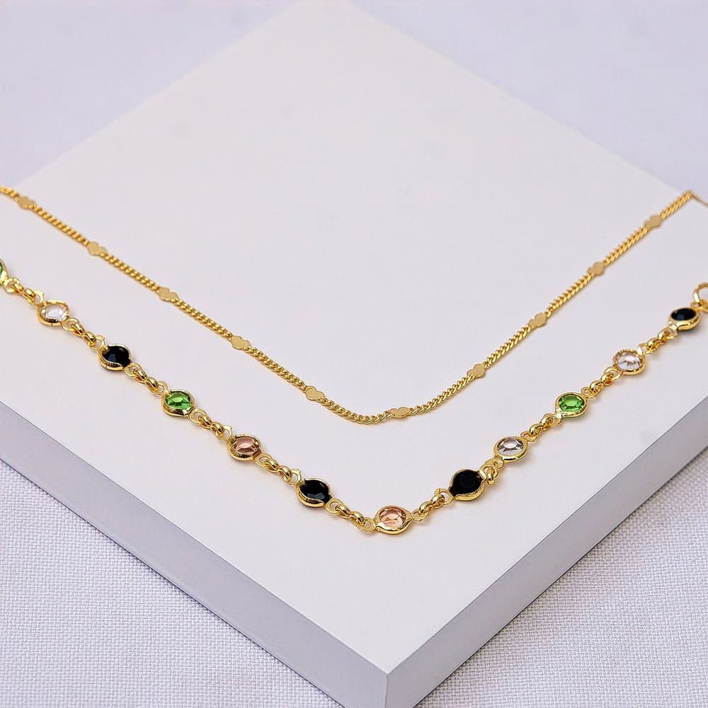 Kit 2 Colares Femininos com Chapinhas e Pedras Coloridas Folheado a Ouro