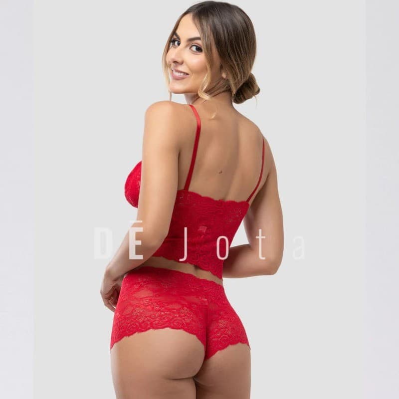 Conjunto Espera Marido em Renda – Cropped e Calcinha que unem sensualidade, conforto e um caimento irresistível.