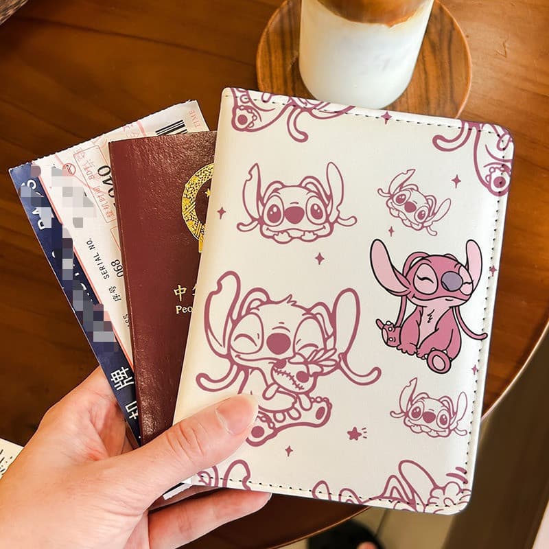 Porta-Passaporte Stitch - Carteira de Viagem Fofa com Compartimentos para Cartões (Série Lilo e Amigos) RU6Z