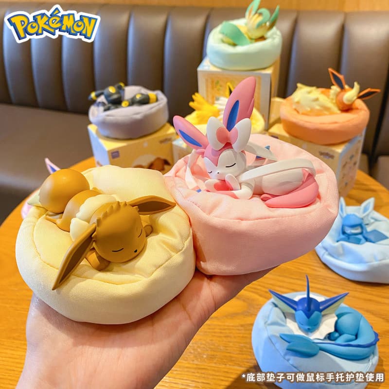 Genuíno pokémon eevee dormir postura mistério caixa pokémon figura ornamentos eevee família boneca Desktop cura presente