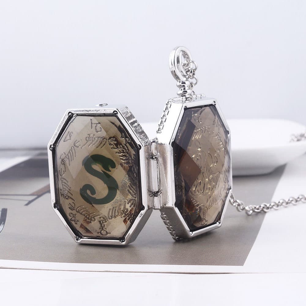 Chaveiro Horcrux Harry Potter com Pingente do Emblema da Slytherin RY8C