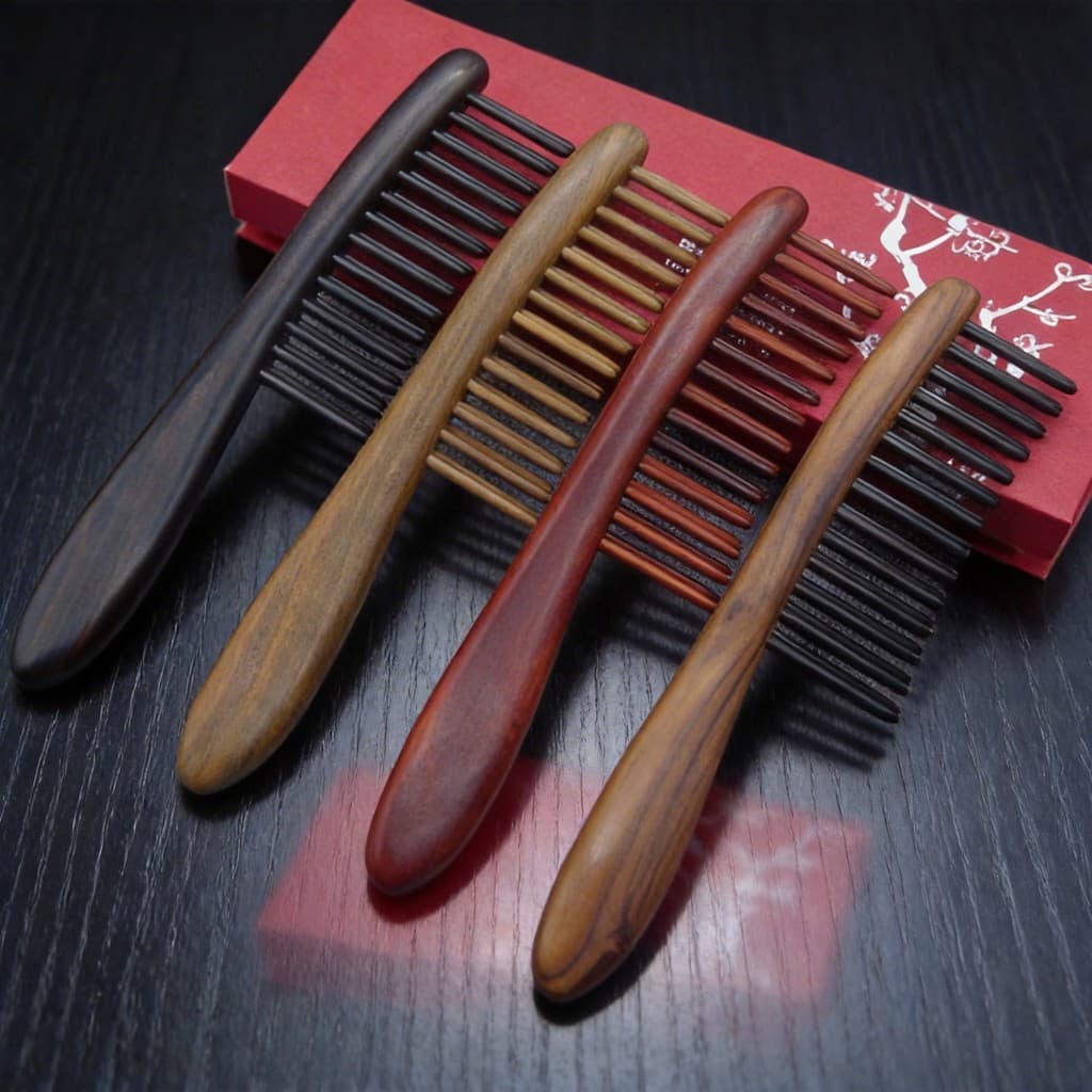Pente de pau-rosa com dentes para massagem capilar, pente de sândalo verde gravado para cuidado e manutenção dos cabelos