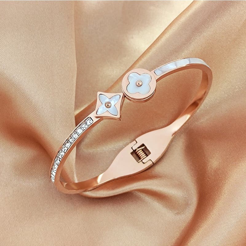 Ht Versão coreana Popular de Aço Titânio Inlaid White Fritillary Four-Leaf Clover Bracelet Pulseira de Aço Inoxidável co