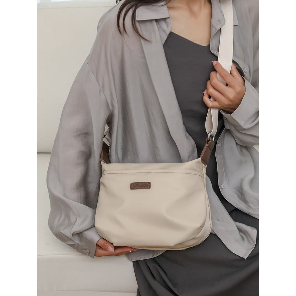 Mochila feminina 2024 novo estilo leve All-Match Cross-corpo pequeno saco moda de um ombro saco de lona Commuter simples