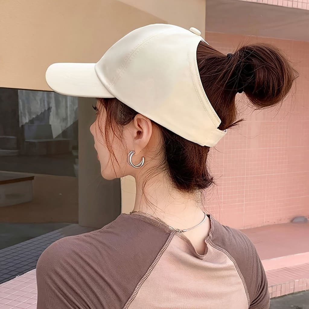 Boné de beisebol com metade do topo vazio,  feminino e possibilidade de amarrar o cabelo alto para proteção solar.