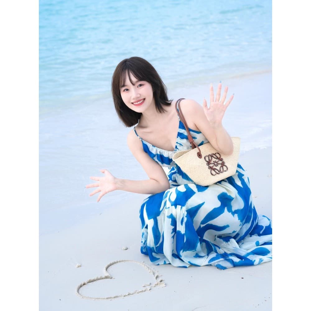 2025 verão novo estilo férias estilo impresso com decote em V Halter cinta vestido nicho azul solto mais magro olhar sai