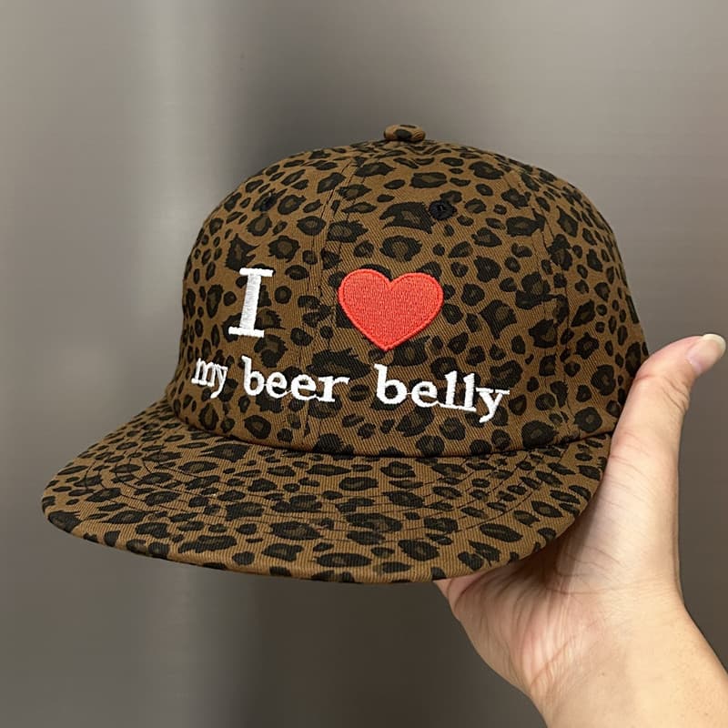 Slogan bordado boné feminino coreano ig Blogger mesmo estilo nicho Retro leopardo impressão camuflagem aba plana macio t