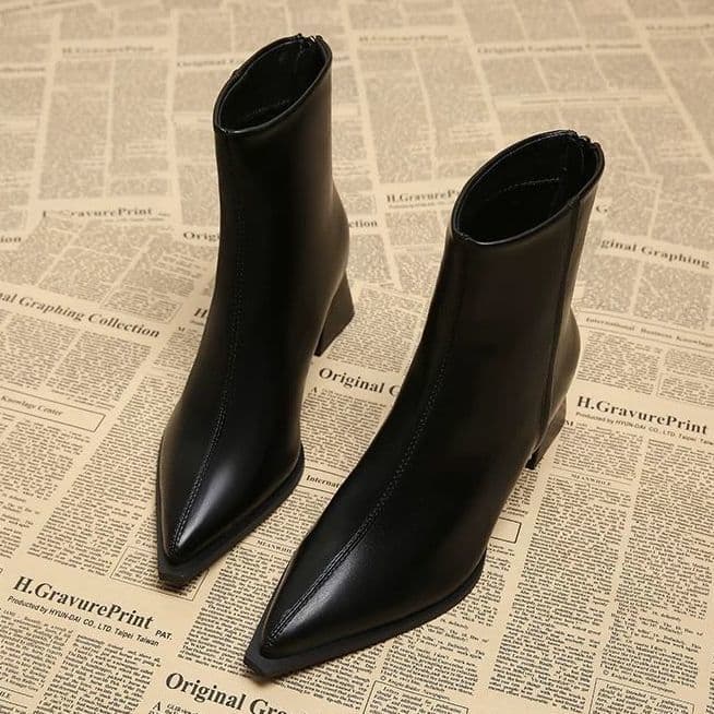 Botas curtas de dedo apontado femininas 2025 novo estilo primavera outono botas únicas salto grosso salto médio fino out