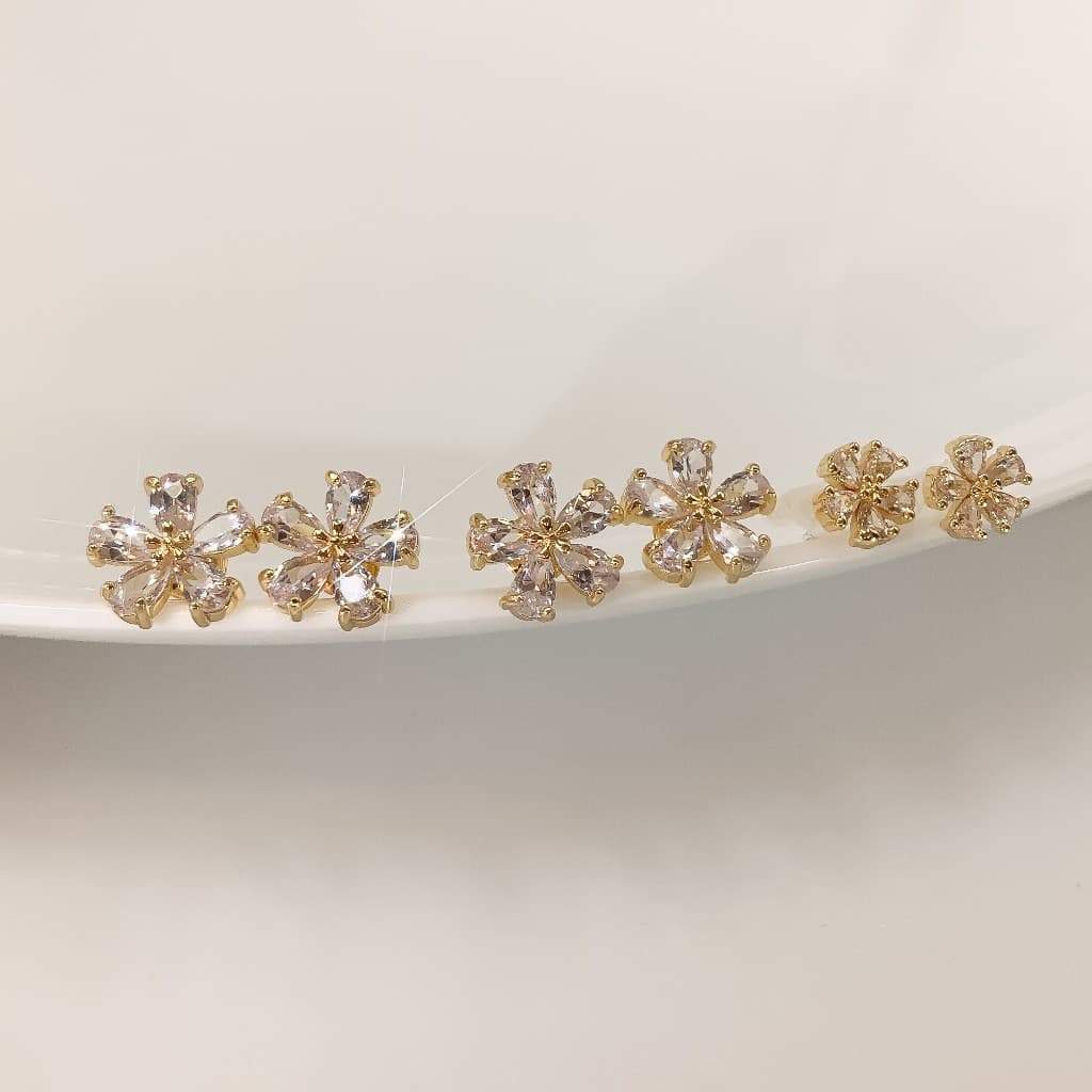 Trio de Brincos Cravejados Pedra de Zirconia Florzinha Coracao e Quadrado Folheado a Ouro 18k e Prata 925