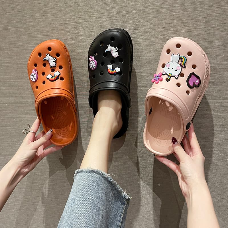 Versão coreana buraco sapatos femininos bonito de sola grossa exterior Wear antiderrapante 2024 novo estilo Baotou casal