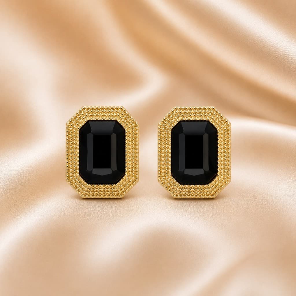 BRINCO RETÂNGULO COM STRASS PRETO COM DOURADO