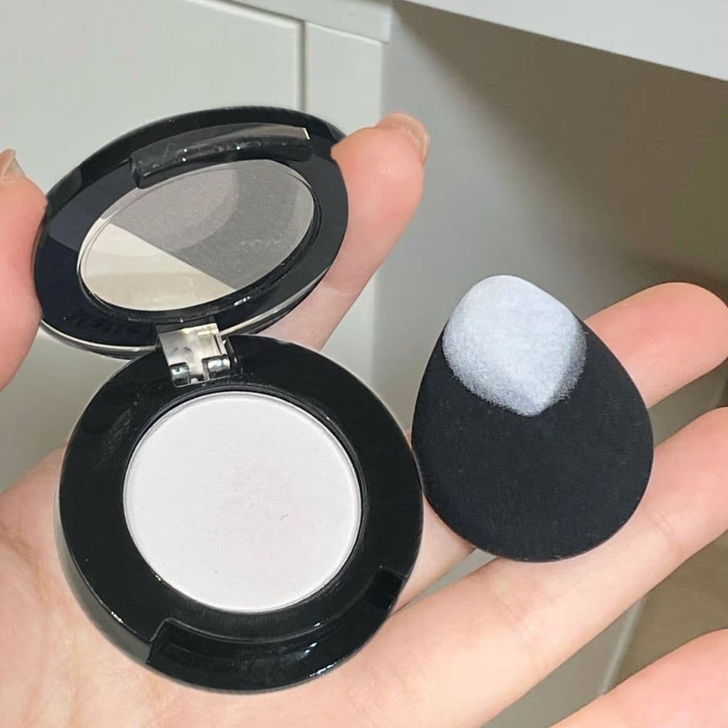 Eu sou um ótimo assassino de ranhuras de rasgo!Iluminador Matte Pure White Alto Brilho Fora de Estoque King Eyeshadow Of