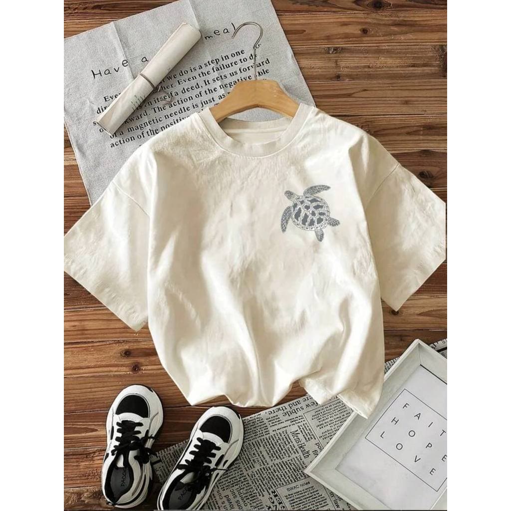Camiseta Feminina Y2K The Ocean Is Calling Tartaruga Estilosa