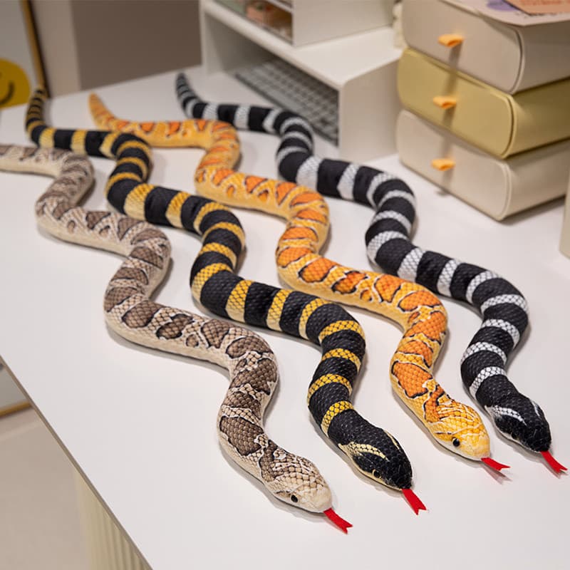 Nova Cobra Simulada Viper Plush Toy De Pelúcia Longa Recheada Plushie Funny Halloween Scream Gifts Golden Snake Silver D