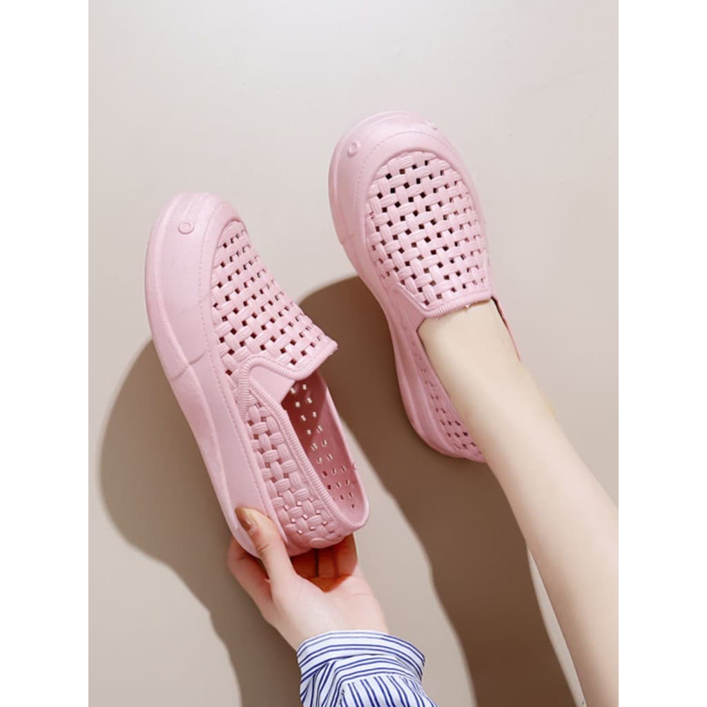 Buraco sapatos femininos sandálias de verão 2024 novo estilo sola macia malha oca Casual respirável impermeável Anti-des