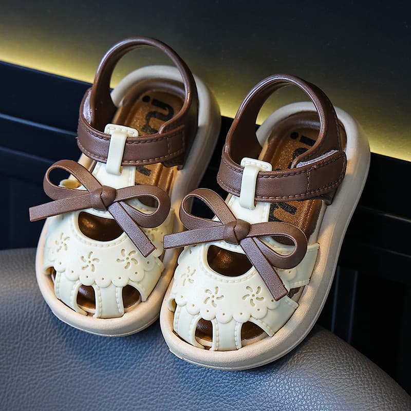 Meninas sandálias 2026 verão novo estilo sapatos infantis meninas sapatos de princesa sola macia Toe-coberto oco sandáli
