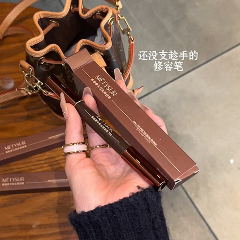 Meiti Xiu Gaozhi Mocha Caneta de contorno de duas cores, brilho de duas cores, retoque de sombra de nariz, não é fácil d