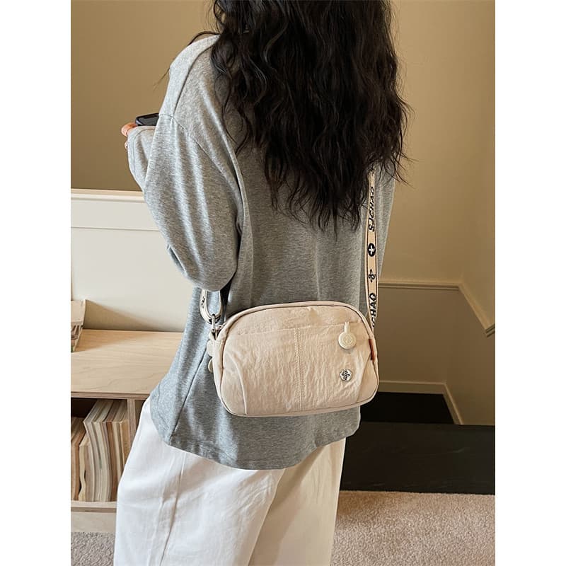 Estilo Casual pequeno saco feminino 2026 novo estilo de viagem leve saco do mensageiro bolsa ombro saco do telefone móve
