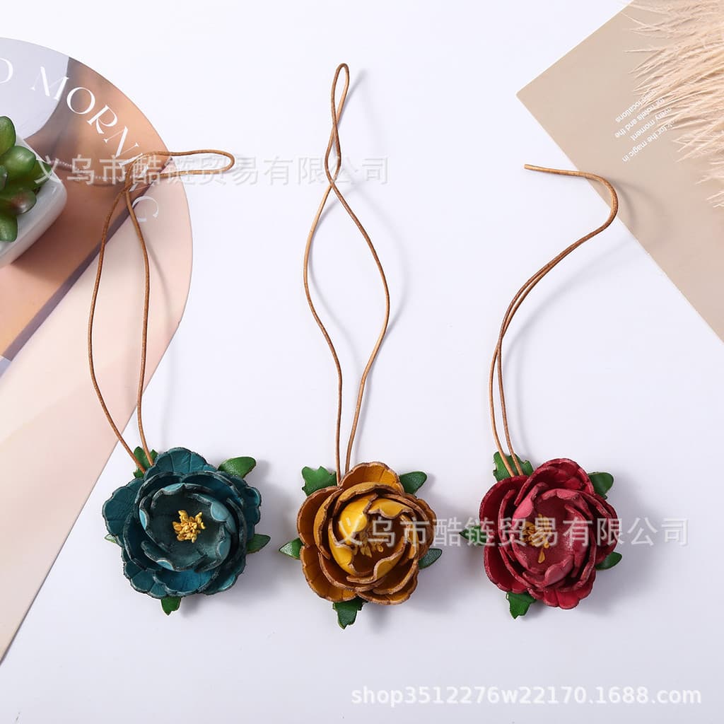 Pingente de bolsa de moda feito à mão em couro de primeira camada com flor de peônia, chaveiro de carro, ornamento flora