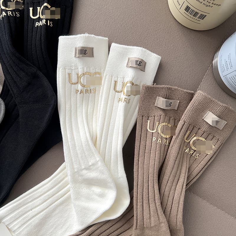 Novas meias acessórias UG para mulheres, etiqueta de tecido com letras estampadas em dourado, meias de algodão de cano m