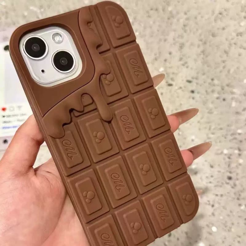 Capa Chocolate 3D com Proteção de Câmera (Design Fashion)