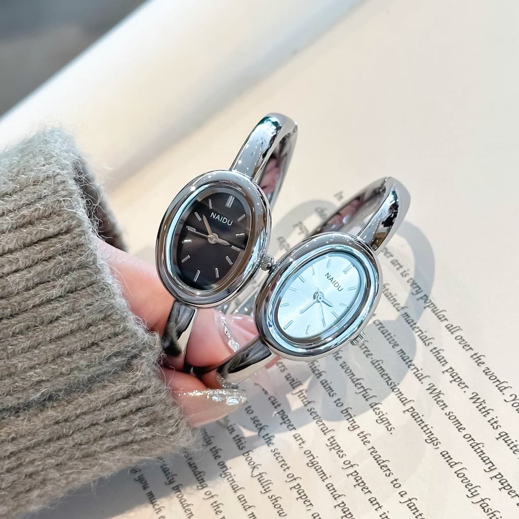 Relógio feminino pulseira 2026 novo estilo luz luxo nicho High-End moda simples temperamento decoração estudante requint