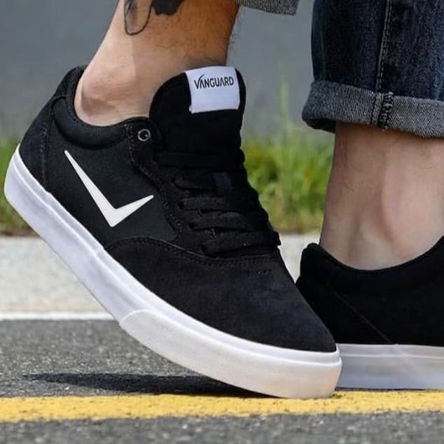Tênis Preto com Logo Branco Clássico Leve e Resistente
