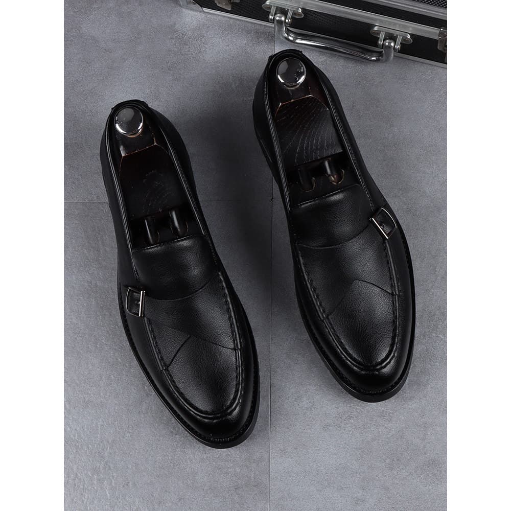 Sapatos de couro britânico masculino bico fino versão coreana na moda Pedal de aumento interno sapatos masculinos estili