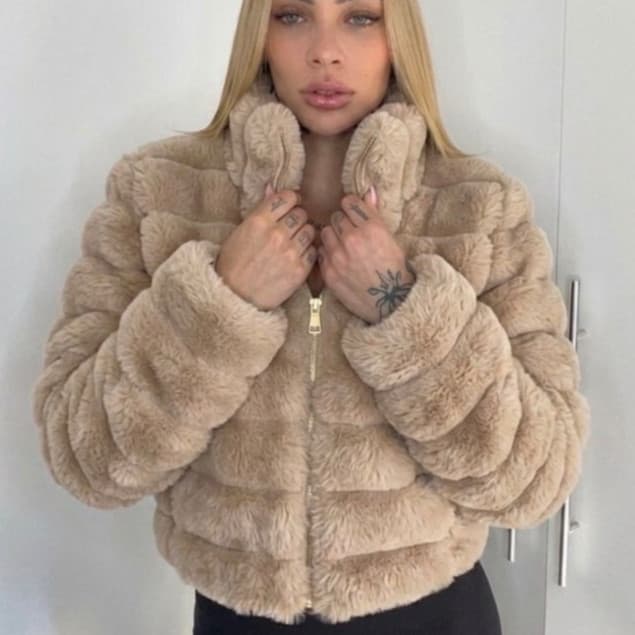 Jaqueta Feminina Teddy Peluciada Casual Fashion Perfeita para Outono Inverno