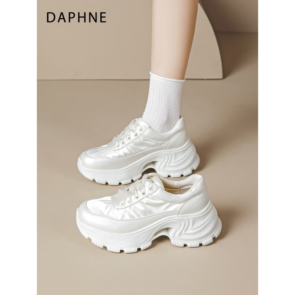 Daphne sapatos brancos casuais de venda quente feminino 2026 novo estilo tênis de verão não cansado sola macia aumentand