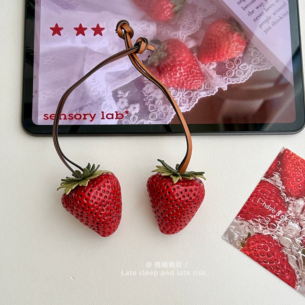 Um Morango!Bonito simulação morango saco pingente criativo vermelho carro pendurado decoração chaveiro presente