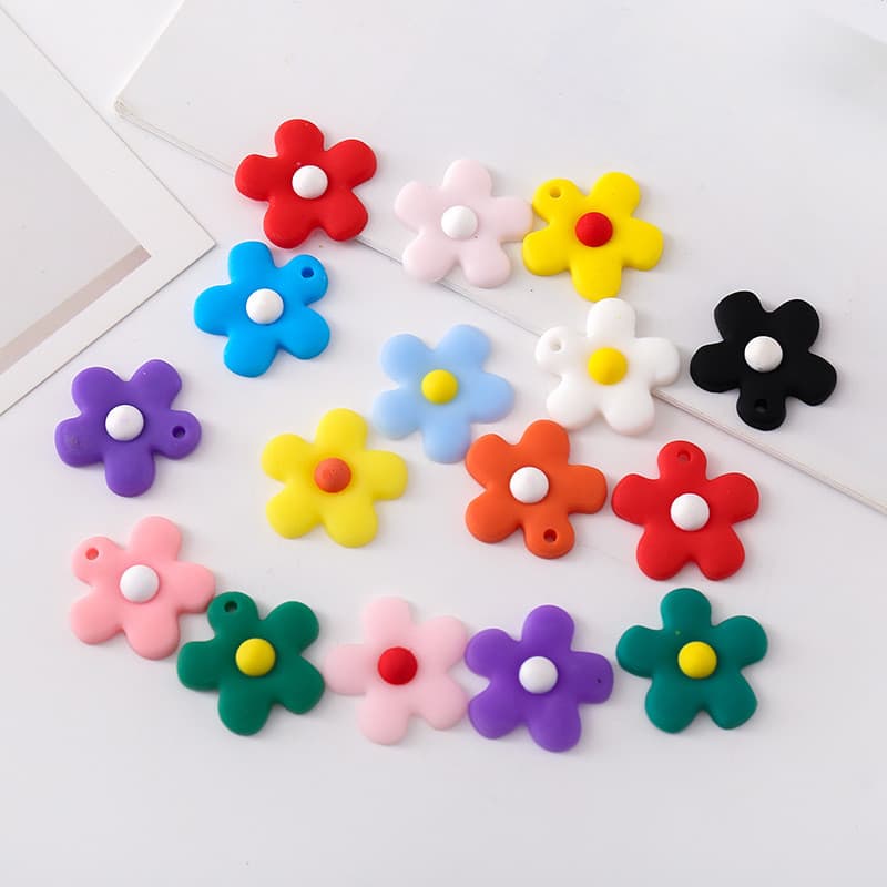 Bonito pequena flor PVC remendo de borracha macia DIY chaveiro pingente trançado acessórios grampo de cabelo anel marcad