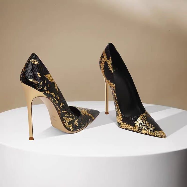 Sapatos femininos de salto alto com bico fino e salto com padrão de cobra de 10 cm