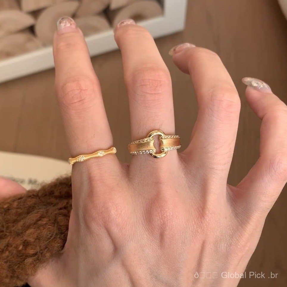 Anel vintage em ouro escovado, anel de dedo indicador com zircônia incrustada, estilo retro e luxo discreto.