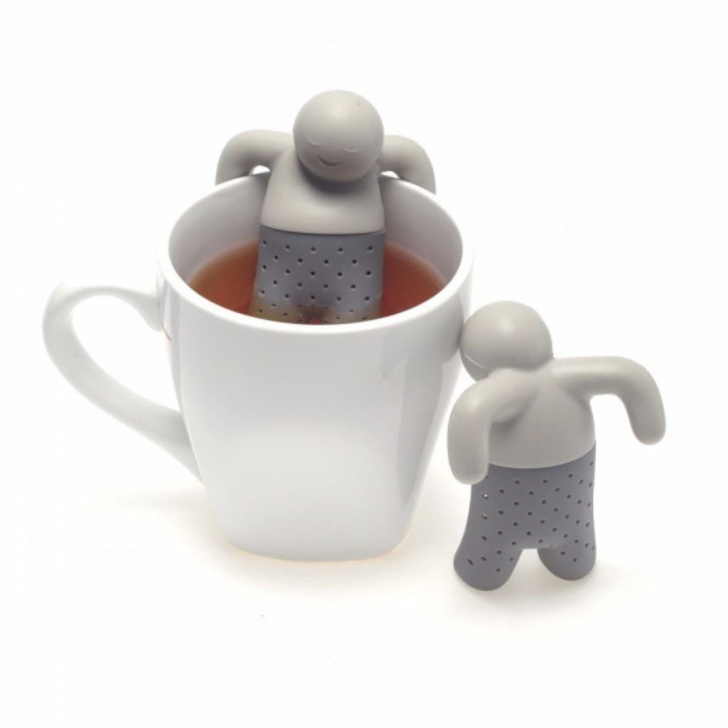 O coador de chá de silicone Mr Tea fica pendurado na xícara.