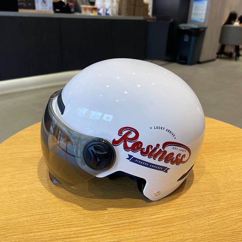 Um masculino feminino casal meio capacete simples veículo elétrico verão Universal quatro estações chapéu da motocicleta