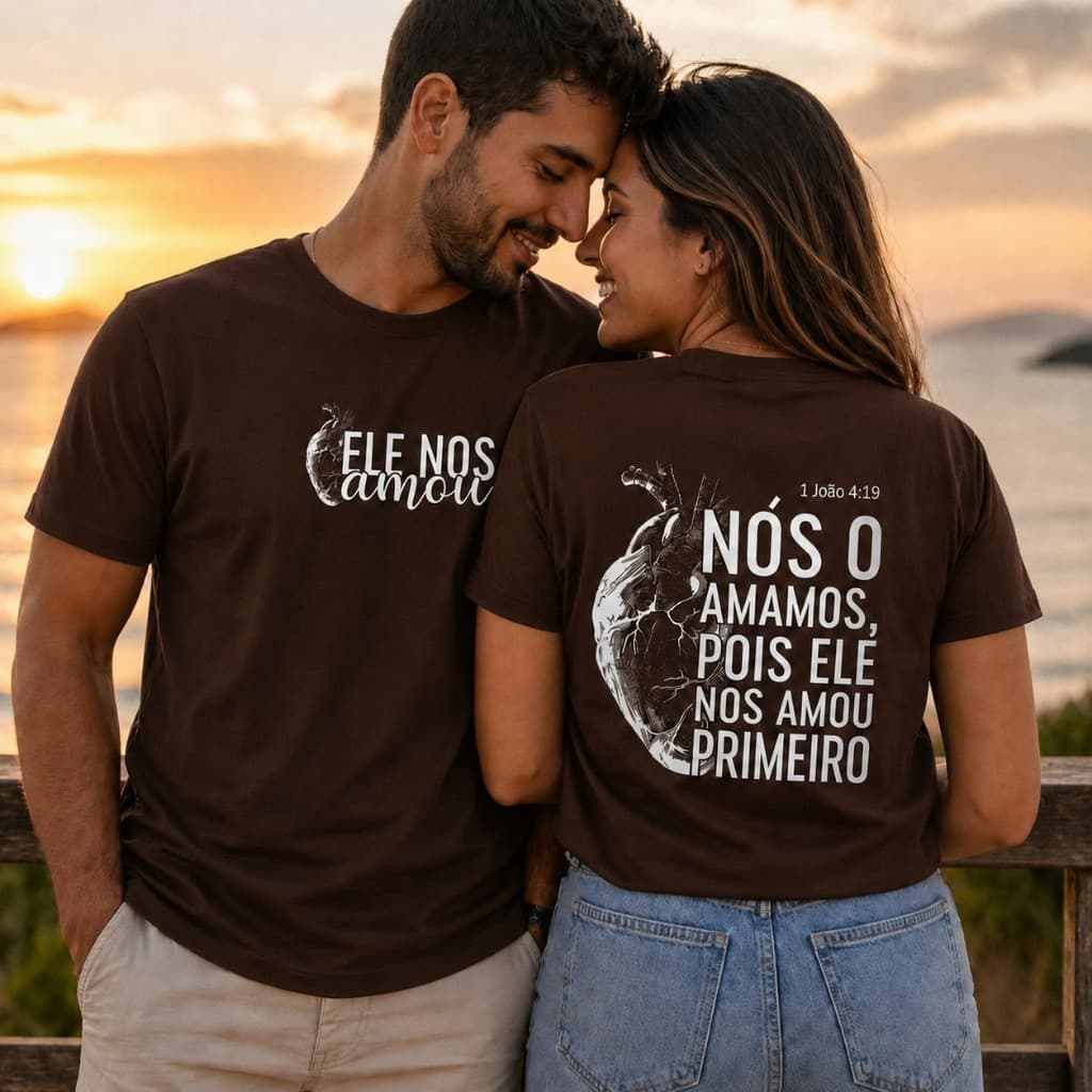 Kit Casal 2 Camisetas Ele Nos Amou Primeiro Cristã Minimalista Algodão Premium Estilo Casual Gospel Streetwear Versátil