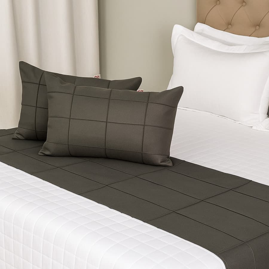 Kit Peseira 3 Peças Drapeada Luxo Cama Queen + 2 Capas Almofada Baguete Decorativa