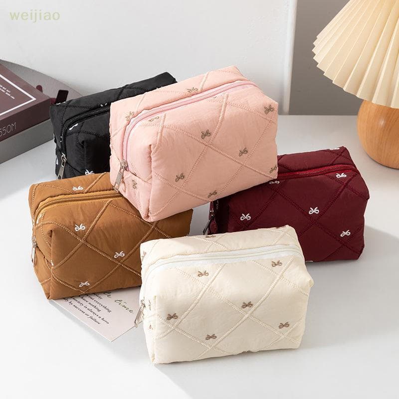 [WEI] Bolsa De Maquiagem Acolchoada Com Laço Fofo Feminino , Portátil , Escova De Viagem , Higiene Pessoal Para Mulheres