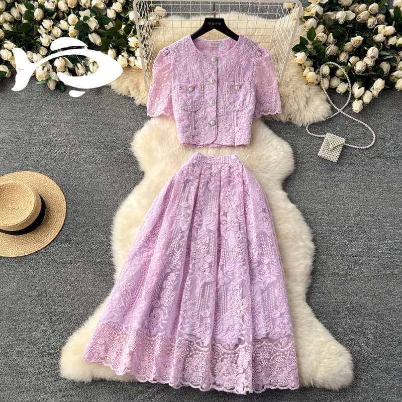 Conjunto de Duas Peças Feminino com Camisa de Renda Francesa Roxa e Mangas Bufantes de Crochê e Saia de Cintura Alta Mod