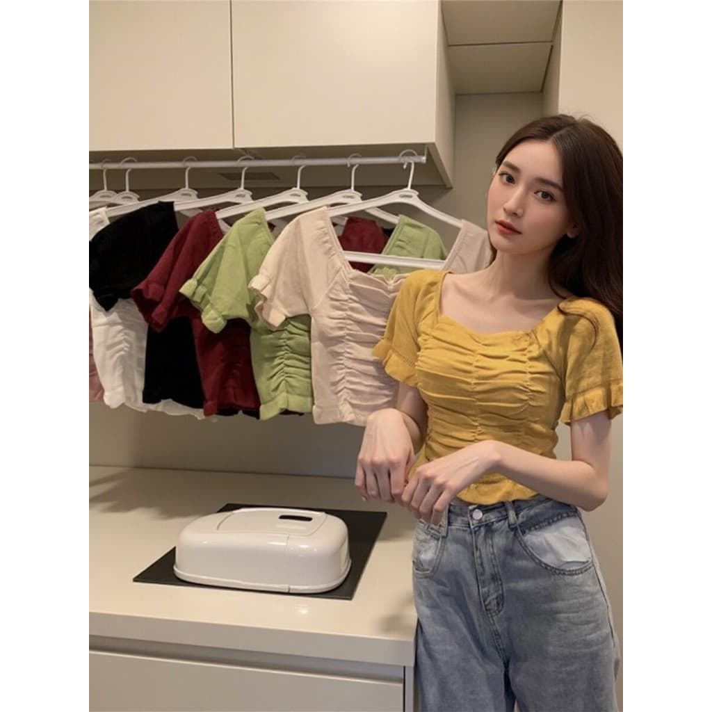 Doce quente menina pescoço quadrado exposto clavícula plissado manga curta camiseta feminina verão nicho fino-ajuste mal