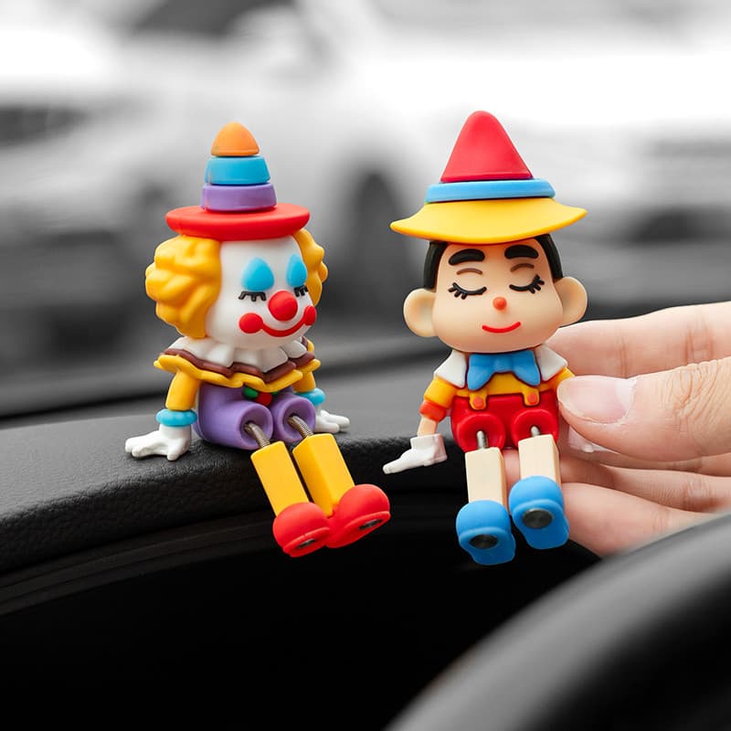 Palhaço no carro balançando perna ornamentos série de cura do carro Console central tela flutuante agitando pernas bonit